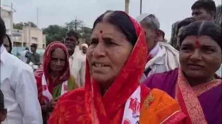 परांडा: शहरामध्ये प्रहार जनशक्ती पक्षाच्या वतीने दिव्यांग बांधवास समवेत रस्ता रोको करत बच्चू कडू यांच्या आंदोलनाला दिला पाठिंबा