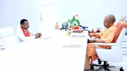 दुधि: एससी-एसटी आयोग के उपाध्यक्ष ने सीएम से मुलाकात कर पत्र सौंपा, सोनभद्र में डीएमएफ फंड के उपयोग में देरी का उठाया मुद्दा