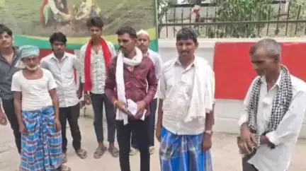 बहराइच: भोपतपुर मे पुलिया पर अवैध निर्माण से जलभराव कि समस्या से जूझ रहे ग्रामीणो ने डीएम कार्यालय पहुंच कर की शिकायत #jansamaya