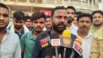 कासगंज: ग्राहक के समर्थन में गांधीमूर्ति पर क्षत्रिय समाज का प्रदर्शन, 16 नामजद और 110 अज्ञात लोगों के खिलाफ एफआईआर दर्ज