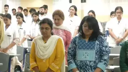 ಬೆಳಗಾವಿ: ವಿಮಾನ ದುರಂತದಲ್ಲಿ ಮೃತಪಟ್ಟ ಪ್ರತೀಕ್ ಗೆ ನಗರದ ಕೆಎಲ್ಇ ಕಾಲೇಜಿನಲ್ಲಿ ಶೃದ್ಧಾಂಜಲಿ