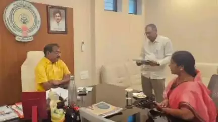 విజయవాడలో రాప్తాడు సాగునీటి ప్రాజెక్టుల గురించి మంత్రి రామానాయుడు కు వినతి పత్రం అందజేసిన  ఎమ్మెల్యే పరిటాల సునీత