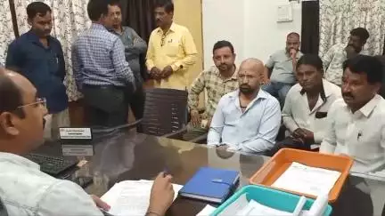 धुळे: हमाल मापाडीत इलेक्ट्रिक डी पी बसवा साक्री रोड अभियंतांना भाजप शहर उपजिल्हाध्यक्ष निंबाळकरांनी दिले निवेदन #Jansamasya
