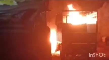गुना नगर: मछली मार्केट मकसूदनगढ़ में खड़े ट्रक में अचानक लगी आग, ट्रक जलकर राख हुआ, वीडियो वायरल