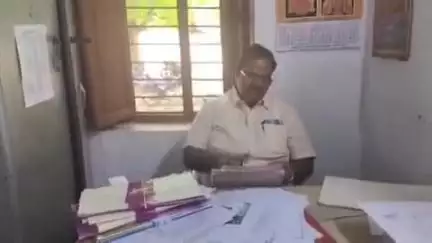 కళ్యాణదుర్గం: వివాదాస్పదంగా మారిన కుందుర్పి రెవెన్యూ ఇన్స్పెక్టర్ తీరు: బదిలీ అయినా తన వారి పనులు చక్కబెడుతున్న వైనం