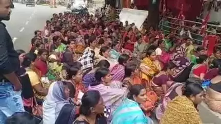 ಕಲಬುರಗಿ: ವಿವಿಧ ಬೇಡಿಕೆಗಳ ಈಡೇರಿಕೆಗೆ ಆಗ್ರಹಿಸಿ ನಗರದಲ್ಲಿ ಸರ್ಕಾರಿ ಹಾಸ್ಟೆಲ್ ಮತ್ತು ವಸತಿ ಶಾಲಾ ಹೊರಗುತ್ತಿಗೆ ನೌಕರರ ಪ್ರತಿಭಟನೆ