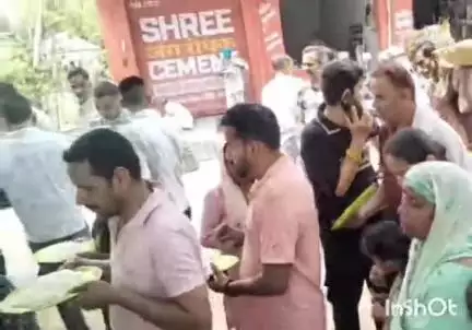 जवाली: रेलवे स्टेशन भरमाड़ के समीप स्थानीय दुकानदारों ने लगाया लंगर, सैकड़ों ने प्रसाद ग्रहण किया