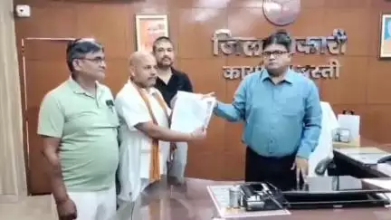 बस्ती: नेशनल हाईवे पर गड्ढे और अनियमितता को लेकर चंद्रमणि पांडे ने जिलाधिकारी को सौंपा ज्ञापन