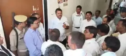 कोरांव: तहसील कोरांव में एसडीएम के स्थानांतरण को लेकर अधिवक्ताओं की हड़ताल पांचवें दिन भी जारी, की तालाबंदी