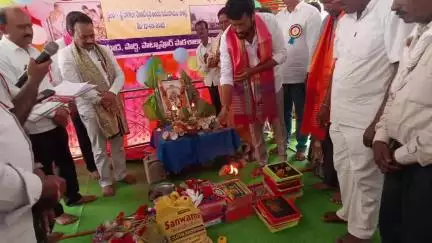 అదిలాబాద్ అర్బన్: జాతర్లలో విద్యార్థులకు అక్షరాభ్యాసం చేయించిన MP, MLA