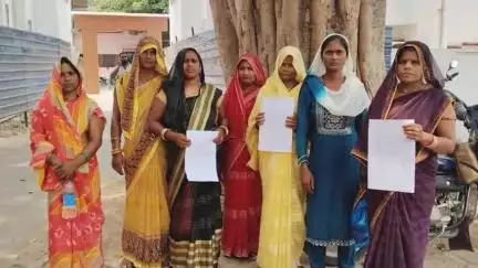 आज़मगढ़: गोरखपुर के बांसगांव में दलित महिलाओं ने लोन लेने के चक्कर में लाखों रुपए की ठगी का शिकार होकर एसपी से की न्याय की गुहार