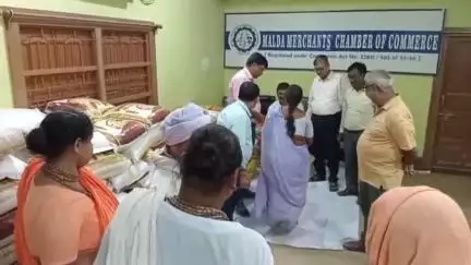 ইংরেজবাজার: ঐতিহাসিক রামকেলি মেলায় আগত ভক্তদের মধ্যে খাদ্য সামগ্রী তুলে দিল রথবাড়ি এলাকায় মালদা মার্চেন্ট চেম্বার অফ কমার্স