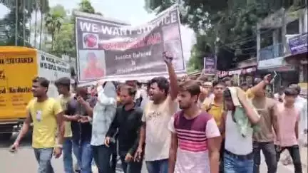 ইসলামপুর: নিখোঁজ ছেলেকে ফিরে পেতে ইসলামপুর থানার সামনে বিক্ষোভ দেখাল ইসলামপুর ছঘরিয়া গ্রামের বাসিন্দারা ও নিখোঁজ ছেলের বাবা-মা
