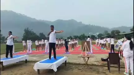 पिथौरागढ़: 11वीं अंतर्राष्ट्रीय योग दिवस के अवसर पर पुलिस लाइन पिथौरागढ़ में योग सत्र का आयोजन किया गया