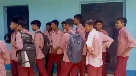 বিলোনিয়া: শিক্ষক বদলির প্রতিবাদে ও স্কুলে প্রয়োজনীয় শিক্ষক কম থাকায় জয়কাতপুর হাইস্কুলে তালা দিয়ে বিক্ষোভ পড়ুয়াদের #jansamasya