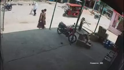 हुलासगंज: हुलासगंज लक्ष्मी नारायण मंदिर के पास खराब सड़क के कारण पलटी ई-रिक्शा, सीसीटीवी फुटेज आया सामने