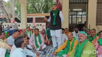बिंदकी: बिंदकी कस्बे के तहसील परिसर में विभिन्न समस्याओं को लेकर भारतीय किसान यूनियन टिकैत गुट ने किया धरना प्रदर्शन