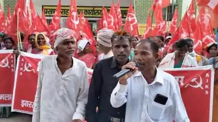 झारखंड राज्य किसान सभा अंचल कमिटी सिसई के बैनर तले एक दिवसीय धरना प्रदर्शन, तपिश गर्मी में भी पहुंचे ग्रामीण।