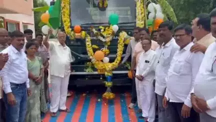 ಮೊಳಕಾಲ್ಮುರು: ಪಟ್ಟಣದ ಹೊರವಲಯದಲ್ಲಿ ನಿರ್ಮಾಣಗೊಂಡ ವಾಲ್ಮೀಕಿ ಭವನದ ಅಂತಿಮ ಕಾಮಗಾರಿಯನ್ನು ಸಮುದಾಯದ ಮುಖಂಡರ ಜತೆ ಪರಿಶೀಲಿಸಿದ ಶಾಸಕ ಎನ್ ವೈ ಗೋಪಾಲಕೃಷ್ಣ