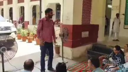 ਫਰੀਦਕੋਟ: ਸਿਵਲ ਹਸਪਤਾਲ ਵਿਖੇ ਨੈਸ਼ਨਲ ਹੈਲਥ ਮਿਸ਼ਨ ਦੇ ਤਹਿਤ ਕੰਮ ਕਰਨ ਵਾਲੇ ਸਿਹਤ ਕਾਮਿਆਂ ਨੇ ਕਲਮ ਛੋੜ ਹੜਤਾਲ ਕਰਕੇ ਦਿੱਤਾ ਰੋਸ ਧਰਨਾ