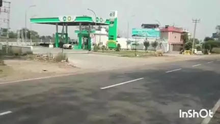 फतेहपुर: बरोट बनाल में बाइक सवार और कार की हुई टक्कर, बाइक सवार गंभीर घायल
