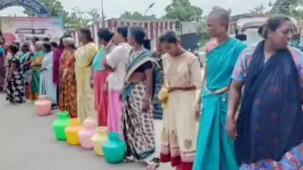 காட்பாடி: ஒரு மாதமாக குடிநீர் வரவில்லை, நாங்கள் எங்கே செல்வது என கிளிதான் பட்டறையில் சாலை மறியலில் ஈடுபட முயன்ற மக்கள் #localissue