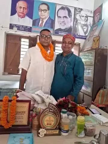 आज लोहिया आश्रम समस्तीपुर जाकर जदयू जिलाध्यक्ष, सह बीस सूत्री उपाध्यक्ष समस्तीपुर डॉ. दुर्गेश राय जी को बिहार संस्कृत शिक्षा बोर्ड के सदस्य मनोनीत होने पर बधाई एवं शुभकामना दिया, सुखद पल 👌🌹👏🌹🙏