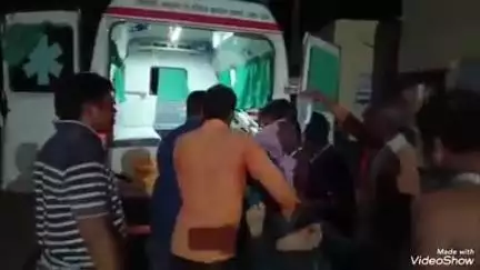 लालगंज: बसुहरा गांव स्थित सुसुआड़ पुल से गिरकर बाइक सवार दो लोग घायल, प्राथमिक उपचार के बाद मण्डलीय अस्पताल किया गया रेफर