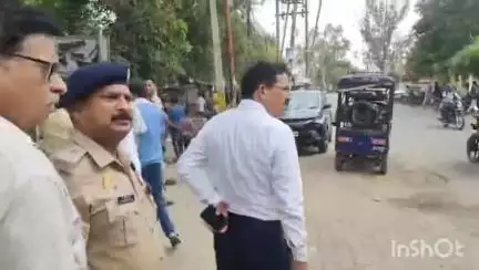 उरई: उरई के ARTO कार्यालय में दलालों की मिल रही शिकायतों पर डीएम ने की छापेमारी, 2 संदिग्धों को किया गिरफ्तार