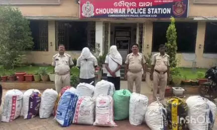 କଟକ ପୌରାଞ୍ଚଳ: ନୂଆପାଟଣା ଛକରୁ ୧୯୮ କେଜି ଗଞ୍ଜେଇ ଜବତ ସହ ୨ ଜଣଙ୍କୁ ଗିରଫ ନେଇ କ୍ୟାଣ୍ଟନମେଣ୍ଟ ରୋଡ ସ୍ଥିତ ଅଫିସରେ ଡିସିପିଙ୍କ ପ୍ରତିକ୍ରିୟା