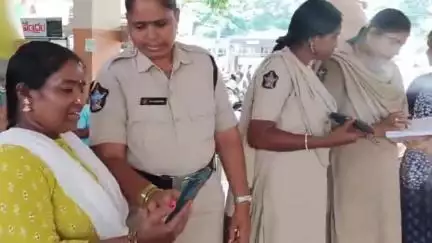 శ్రీకాకుళం: శక్తి యాప్తో మహిళలకు రక్షణ కలుగుతుందన్న శ్రీకాకుళం టూ టౌన్ పోలీస్ స్టేషన్ సిబ్బంది