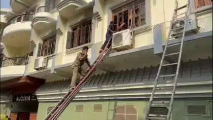 सिवान: सिवान में भीषण आग: शॉर्ट सर्किट से बजाज एलियांज कार्यालय जलकर खाक, दस्तावेज़ और फर्नीचर नष्ट