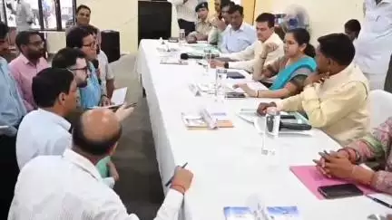 टिहरी: जिलाधिकारी निकिता खंडेलवाल और विधायक शक्तिलाल शाह ने भिंलगना ब्लॉक में जनसुनवाई में ग्रामीणों की समस्याएं सुनीं