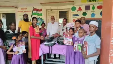 పాణ్యం నియోజకవర్గ పరిధిలోని గడివేముల మండలం బిలకలగూడూరులో, విద్యామిత్ర కిట్లు పంపిణీ