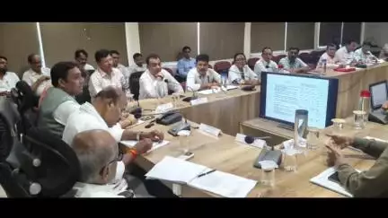 दमोह: कलेक्टर कार्यालय में केंद्रीय मंत्री डॉ. वीरेंद्र खटीक की अध्यक्षता में आकांक्षी योजनाओं की समीक्षा बैठक हुई
