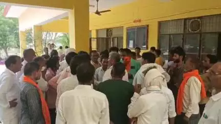 बांगरमऊ: शादीपुर गांव में चकमार्ग विवाद को लेकर ग्रामीणों ने एसडीएम को सौंपा शिकायती पत्र