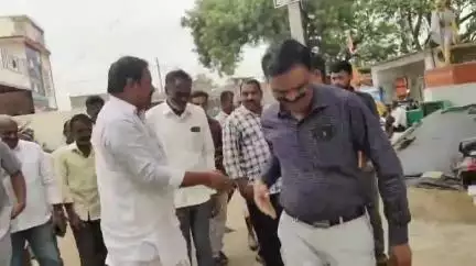కామారెడ్డి: ఉగ్రవాయి గ్రామ ప్రాథమిక ఉన్నత పాఠశాలలో చిన్నారుల చేత అక్షరాభ్యాసం చేయించిన ఎమ్మెల్యే కాటిపల్లి వెంకటరమణారెడ్డి