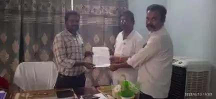 యర్రగొండపాలెం: రైతుల ఆత్మహత్యలు ఆపాలని దోర్నాల ఎమ్మార్వో కి వినతి పత్రం :ఆంధ్రప్రదేశ్ రైతు సంఘం జిల్లా సహాయ కార్యదర్శి తిరుపతి రెడ్డి