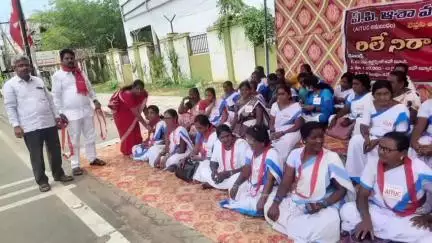 కడప: రాష్ట్ర ప్రభుత్వం ప్రకటించిన వాటికి జీవోలు ఇవ్వాలని డిమాండ్ చేస్తూ  ఏపీ ఆశా వర్కర్స్ కలెక్టరేట్ వద్ద ధర్నా