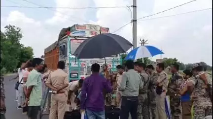 বিনপুর ১: বৈতায় লরি থেকে ২০০০ পিস নিষিদ্ধ কফ সিরাপ সহ দুজনকে আটক করল লালগড় থানার পুলিশ