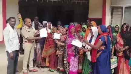 गोटेगांव: शराब बिक्री पर प्रतिबंध की मांग को लेकर ग्रामीण महिलाओं ने गोटेगांव थाने में थाना प्रभारी को ज्ञापन सौंपा