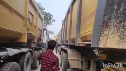 उरई: ग्राम कोटरा में मौरंग से भरा ट्रैक्टर सड़क पर हुआ खराब, झांसी रोड पर किलोमीटर तक लगा लंबा जाम, सैकड़ों यात्री हुए परेशान