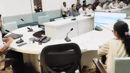 हरदा: कलेक्टर जैन ने अधिकारियों को दिए निर्देश, सीएम हेल्पलाइन में दर्ज शिकायतों का संतुष्टिपूर्ण निराकरण करें