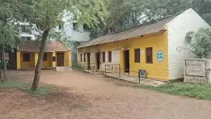 ಚಿತ್ರದುರ್ಗ: ಗಬ್ಬೆದ್ದು ನಾರುತ್ತಿದೆ ಬ್ರಿಟೀಷರು ಕಟ್ಟಿಸಿಕೊಟ್ಟ ಚಿತ್ರದುರ್ಗದ ಸರ್ಕಾರಿ ಶಾಲೆ #localissue