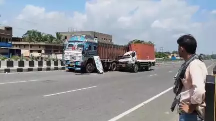 गोविंदपुर: गोबिंदपुर थाना क्षेत्र के आर एस मोड़ के पास जीटी रोड पर टायर फटने से ट्रक अनियंत्रित