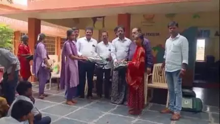 రాయదుర్గం: నియోజకవర్గంలోని 281 ప్రభుత్వ పాఠశాలల్లో సర్వేపల్లి రాధాకృష్ణన్ విద్యా కిట్లను విద్యార్థులకు పంపిణీ చేసిన అధికారులు