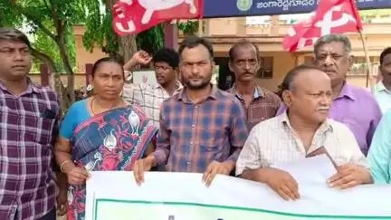 జంగారెడ్డిగూడెం తహసీల్దార్ కార్యాలయం వద్ద భవన నిర్మాణ కార్మికులు ధర్నా, సంక్షేమ పథకాలను తక్షణమే అమలు చెయ్యాలని డిమాండ్
