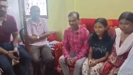 বিশালগড়: সেকেরকোট পশ্চিমপাড়া এলাকায় মাধ্যমিক পরীক্ষায় অষ্টম ৪৮২ নম্বর পেয়ে অষ্টম স্থান দখল করেন,পাশে দাড়ান শিক্ষক-শিকী কারা