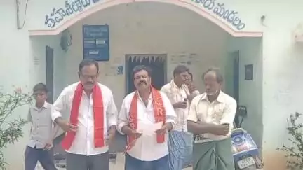 ఒక్క సంతకం కోసం రెవెన్యూ ఇన్స్పెక్టర్ కార్యాలయాల చుట్టూ తిప్పుకోవడం తగదు: అమ్మడుగూరులో ఆర్సిపి డివిజన్ కార్యదర్శి మున్నా
