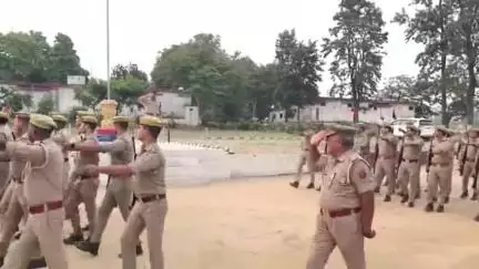 अमरोहा: अमरोहा के एसपी ने पुलिस लाइन का किया निरीक्षण, टोलीवार करवाई ड्रिल और दिए निर्देश